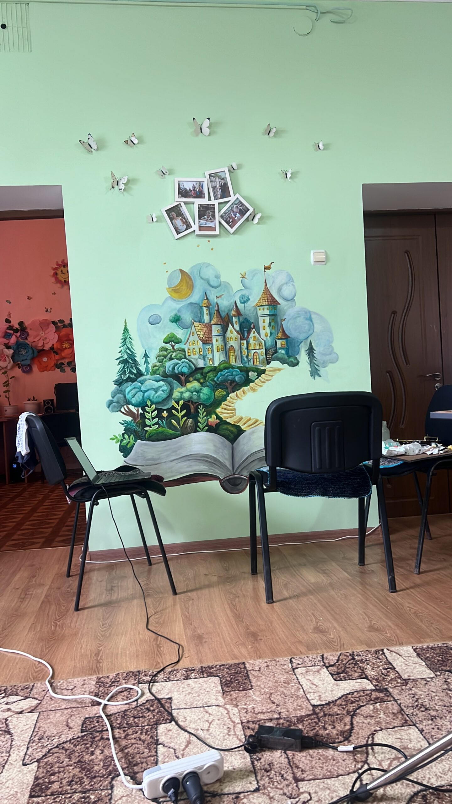 Castelul din povești- Pictură pe perete interior- Acrilice- DISPONIBIL LA COMANDĂ - imagine 3